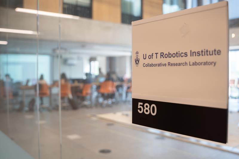 Exploring Centralization in Collective Robotic Construction