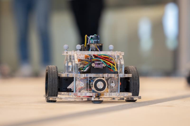 Exploring Centralization in Collective Robotic Construction